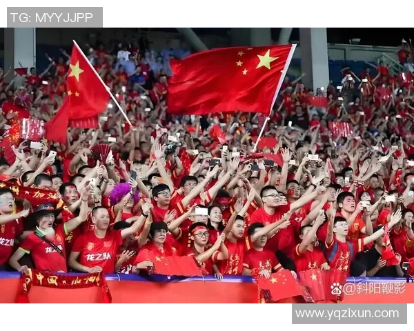 足球巨星重返赛场时隔多年再展风采引发球迷热烈追捧与期待