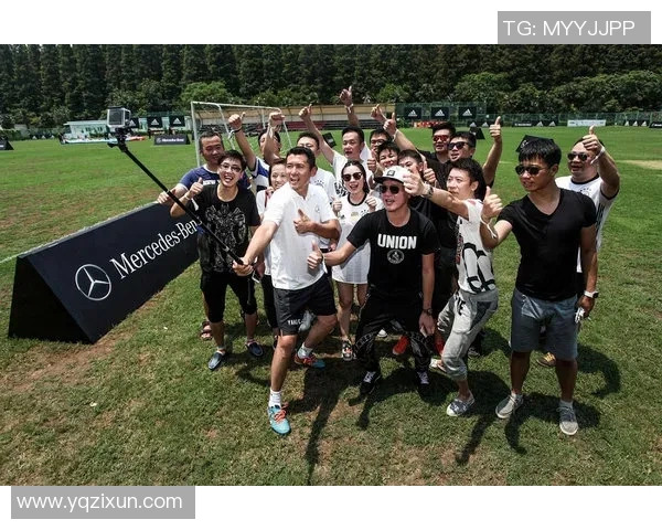 足球明星化身滑铲高手展现球场魅力与激情的完美结合 足球明星化身滑铲高手展现球场魅力与激情的完美结合